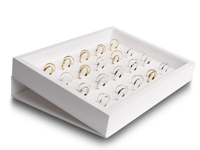 ME-ringenbox op een witte ondergrond.