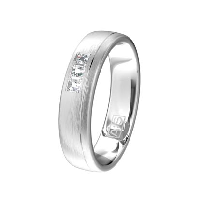 Deze subtiele zilveren ring is helemaal gemaakt voor jou! De elegante uitstraling in combinatie met drie briljanten maakt dit een schitterende ring.