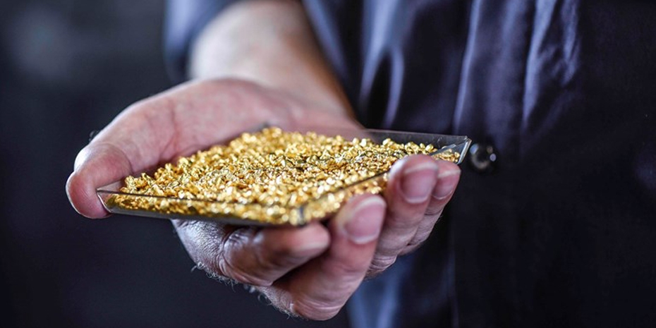 Geelgoud In Een Bakje In De Hand