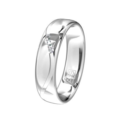 Door de prachtige middenbaan krijgt deze ring een heel moderne uitstraling! De drie briljanten maken deze ring helemaal af!