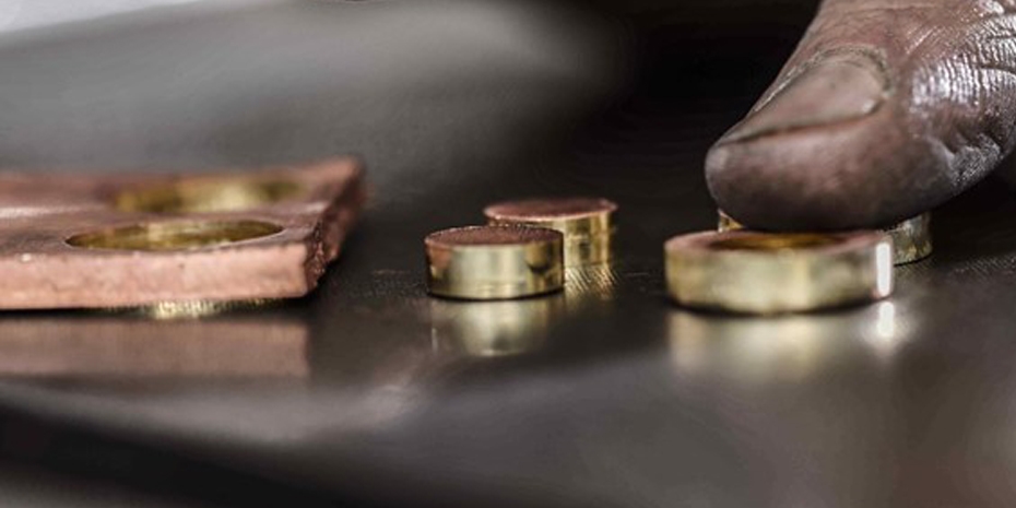 Onbewerkte Geelgouden Ringen Op Werkblad