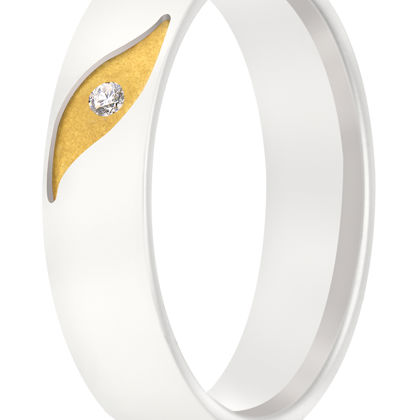 Er komt een moment dat je deze schitterende ring met vergulde bewerking mag aanschuiven, dat is het mooiste moment!