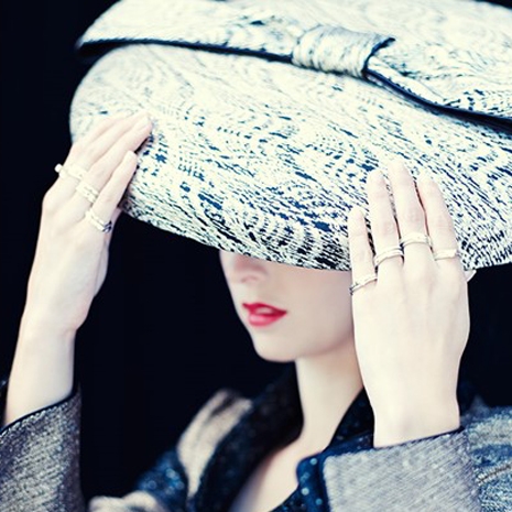 Dame Met Twee Handen Met Ringen Aan De Rand Van Haar Hoed