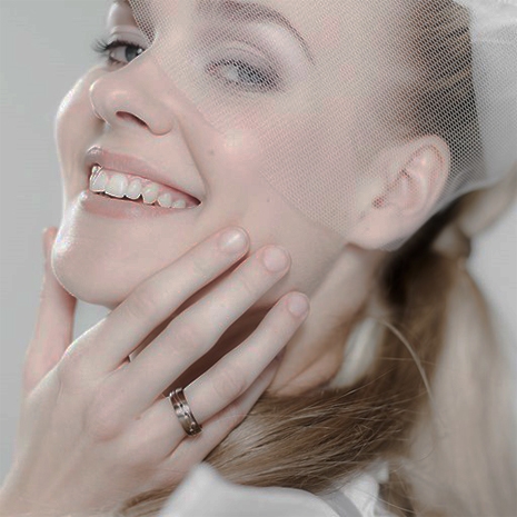 Dame Met Hand En Ring Om Ringvinger