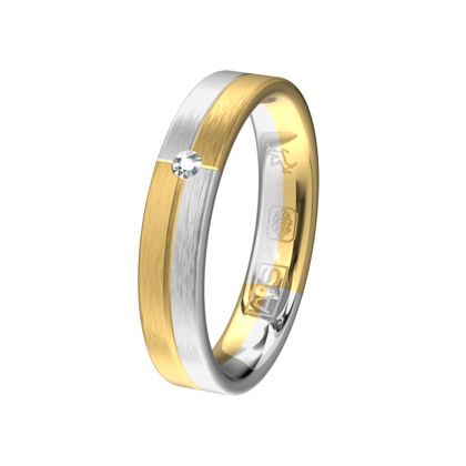 Symmetrie vind je terug in deze ring. Het horizontaal matte Argentium wordt symmetrisch afgewisseld met horizontaal mat geelgoud. Precies op het kruispunt van de verschillende materialen fonkelt een briljant.