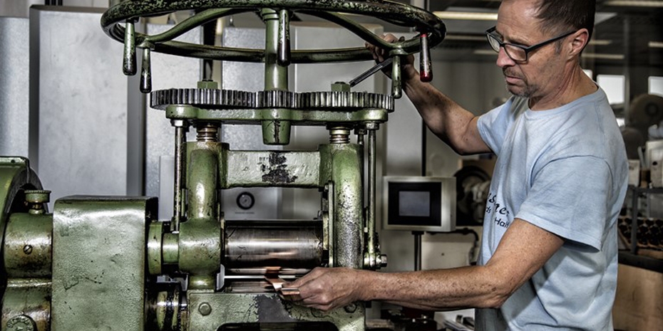 Medewerker Aan De Machine