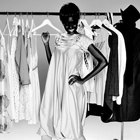 Dame Voor Kledingrek Met Bruidskleding