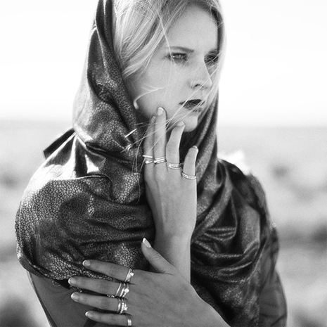 Dame Met Sjaal En Handen Met Ringen