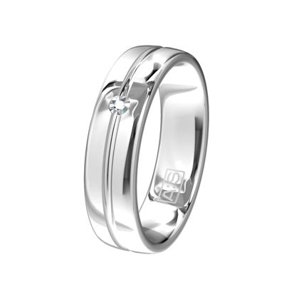 Deze zilveren ring schittert letterlijk! De hoogglans afwerking in combinatie met de prachtige briljant maakt dit alles tot een heel elegante ring.