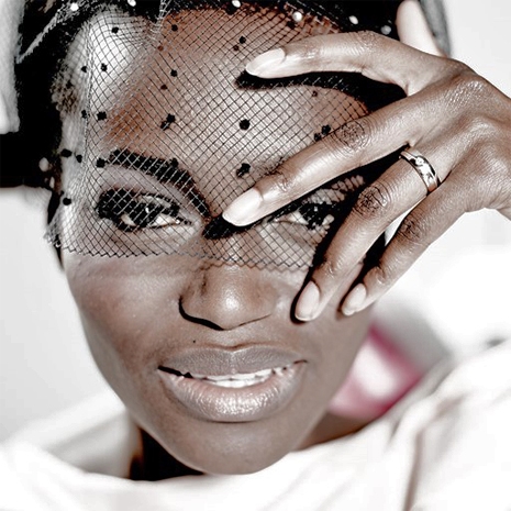 Dame Met Zwart Sluiertje Voor Haar Ogen En Hand Met Ring