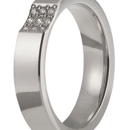 Je kan op slag verliefd worden op deze combinatie! Een unieke, verlaagde zetting maakt deze ringen tot echte eye-catchers! De damesring is door onze goudsmeden bezet met maar liefst negen briljanten.