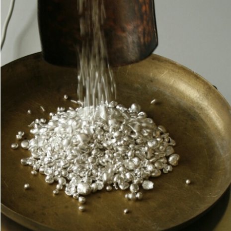 Zilverkorrels Die In Een Schaaltje Vallen