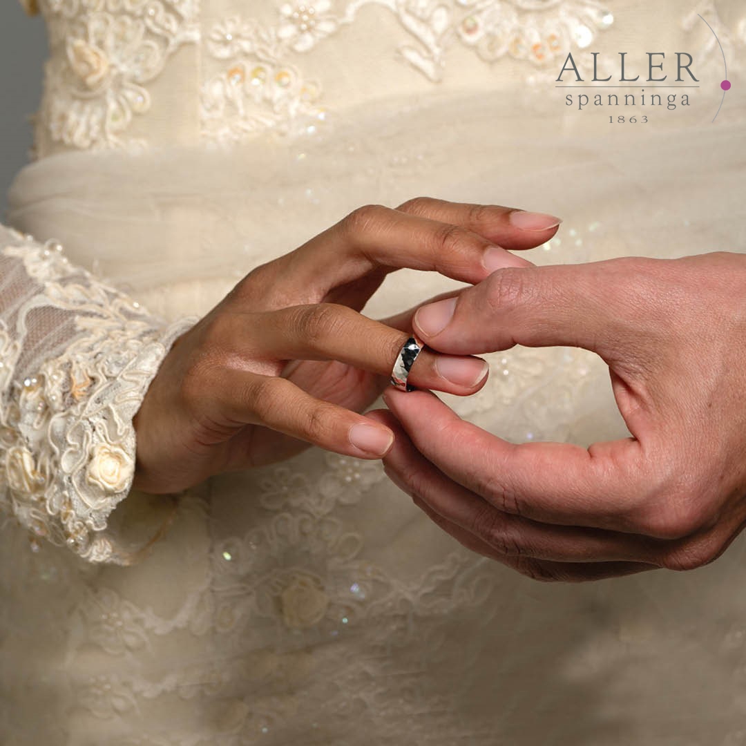 Op Zoek Naar Trouwringen Handen Met Bruidsjurk
