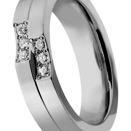 Massief en heel modern gevormde trouwringen. Beide ringen zijn voorzien van een unieke bewerking. In de damesring zijn door onze goudsmeden zes briljanten gezet