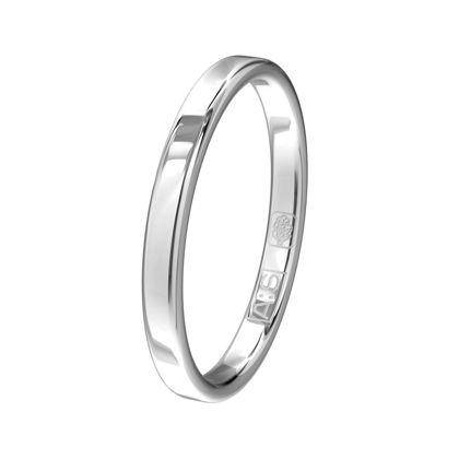 De ronde zijkanten geeft deze ring een unieke look. Deze look wordt nog eens versterkt omdat onze goudsmeden dit model zowel van een vlakke buiten- als binnenkant hebben voorzien. Zo krijg je een waar juweeltje!