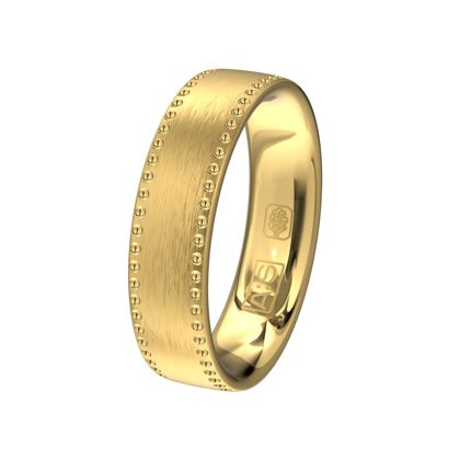 Glinsterende geelgouden ring die aan beide zijden afgewerkt door een bijzondere rand. Is het geen plaatje?