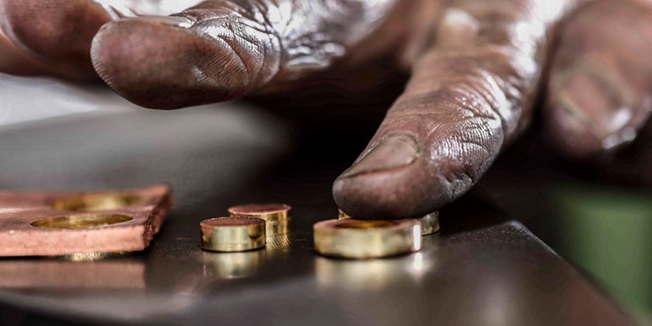 Stukjes Edelmetaal Op Werkbank