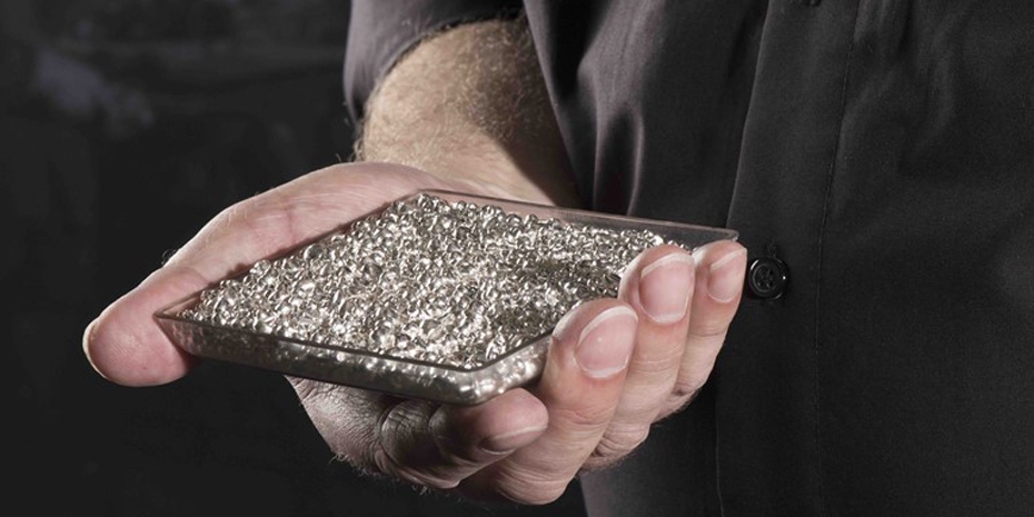 Witgoud In Een Bakje In Een Hand