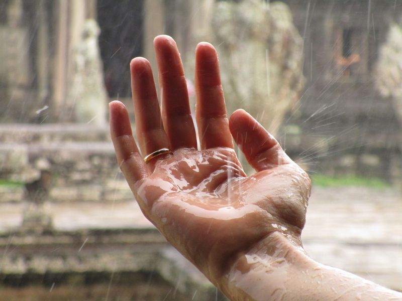 Hand in koud water