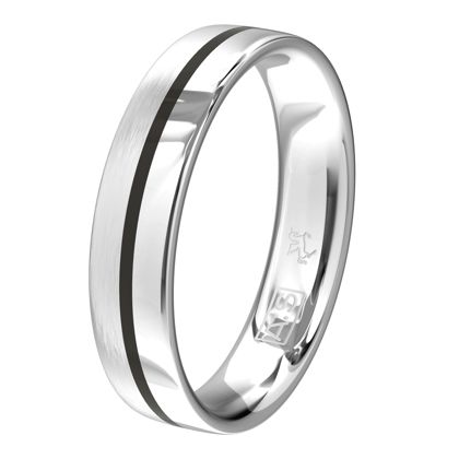 Anders dan anders, dat is deze ring zeker. De flauwbolle ring is aan één zijde horizontaal mat en aan de andere zijde glanzend, met hiertussen een zwarte band.