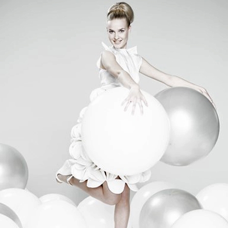 Dame In Witte Jurk Met Ballonnen