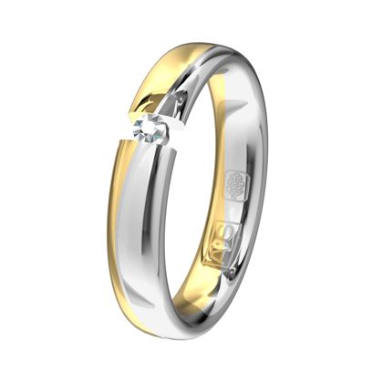 Het lijnenspel op deze geel- en witgouden ring is fascinerend. De briljant is 'zwevend' gezet