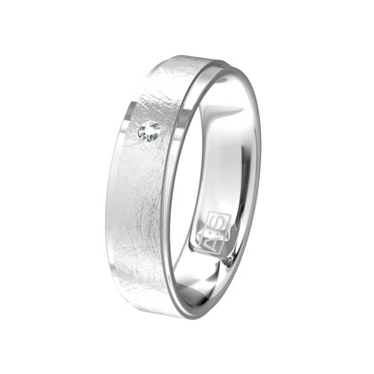 Wie wordt er niet gelukkig van deze prachtige zilveren ring? De briljant is door onze diamantzetters gezet in de prachtige diagonale baan!