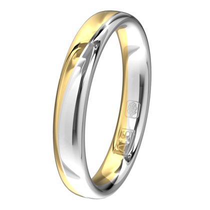 Een geelgouden ring, waarvan de verlaging in de ring zorgt van een speels effect.