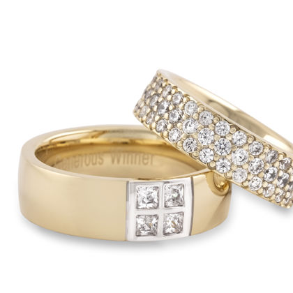 Een winnaar mag stralen! Daarom is deze ring rijkelijk gezet met briljanten. Prijs is gebaseerd op ringmaat 53 volgezet met 29x 0.03 crt briljant en 2 rijen van 33x 0.02 briljant