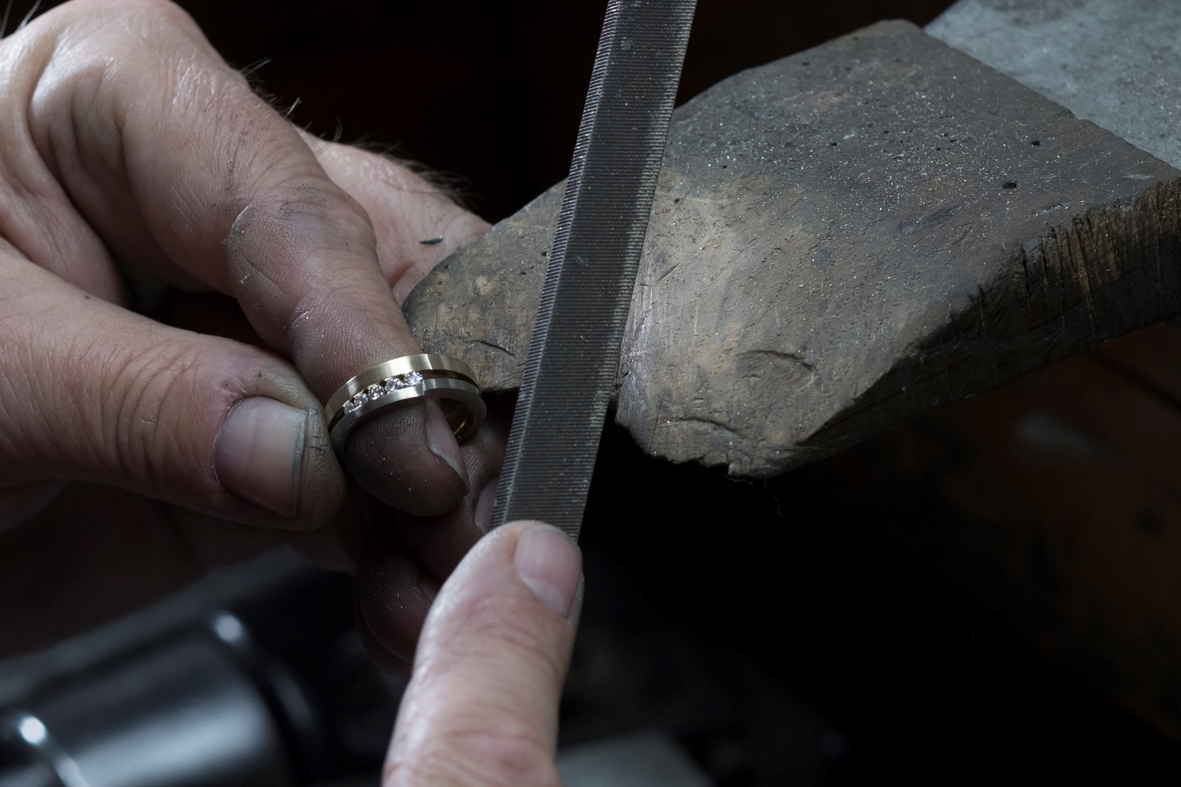Ring met diamanten op de werkbank
