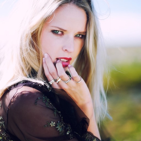 Dame Met Hand Met Witgouden Ringen