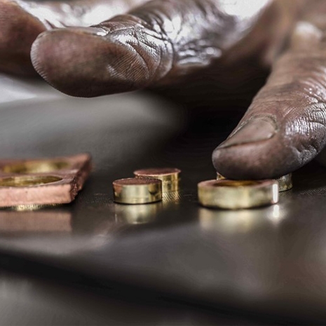 Stukjes Rosegoud Op Werkbank