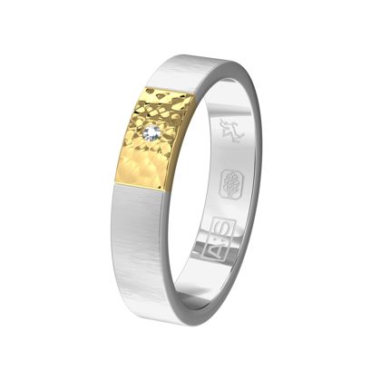 Verticale mattering van de Argentium ring in combinatie met een stukje glanzend geelgoud dat bewerkt is met een hamerslag. In het geelgoud is voor de dame een briljant geplaatst.