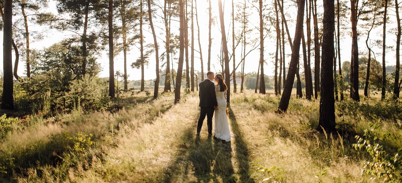 Bruidspaar in het bos