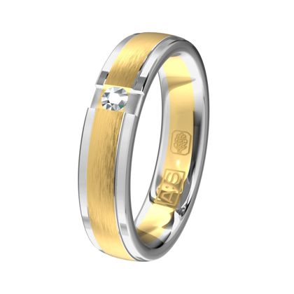 Deze ring is spannend door de afwisseling, glanzend en ijsmat, geelgoud en witgoud en een briljant in een stoere zetting