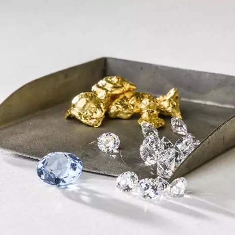 Diamanten En Goudkorrels In Een Bakje