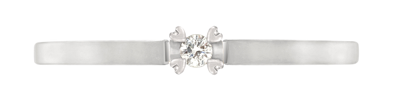 Als je heel goed kijkt zie je dat onze goudsmeden de vier pootjes rond de diamant in de vorm van een hartje hebben gemaakt! Deze uitvoering is door onze diamantzetters voorzien van een briljant van 0,05 ct.