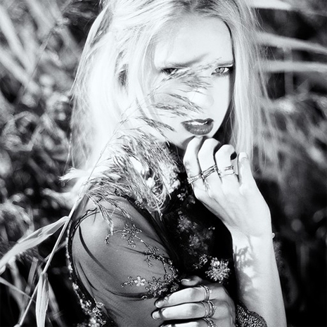 Dame Tussen Grashalmen En Ringen Om De Vingers