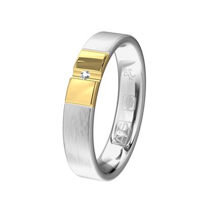 Een vlakke horizontaal matte ring wordt onderbroken door glanzend geelgoud waarin voor de dame een briljant schittert.