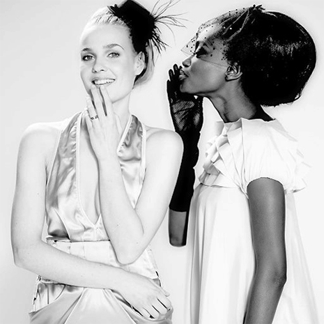 Twee Dames Kusgebaar En Ring Om Ringvinger