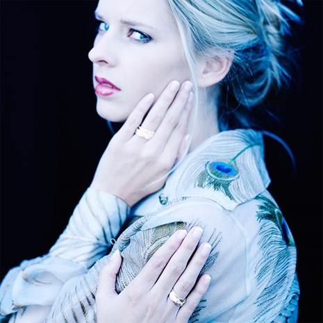 Dame Met Hand Tegen Hals En Arm