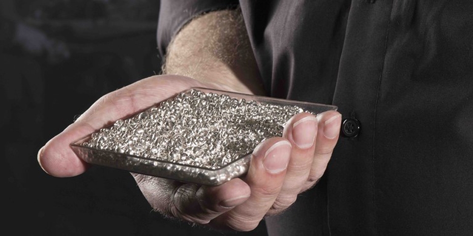 Bakje Met Zilver In De Hand