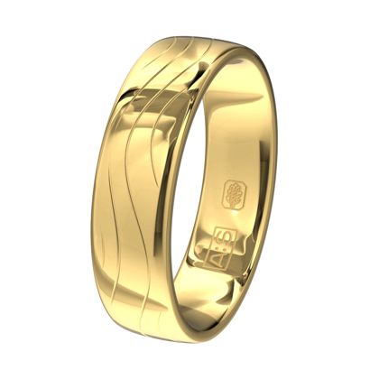 Een geelgouden ring met een prachtig golvend lijnenspel.