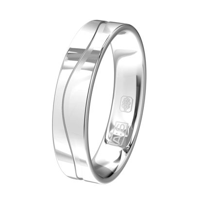 Een witgouden ring met een golvende groef waardoor de ring net een beetje anders-dan-anders is. Dit maakt de ring uniek!