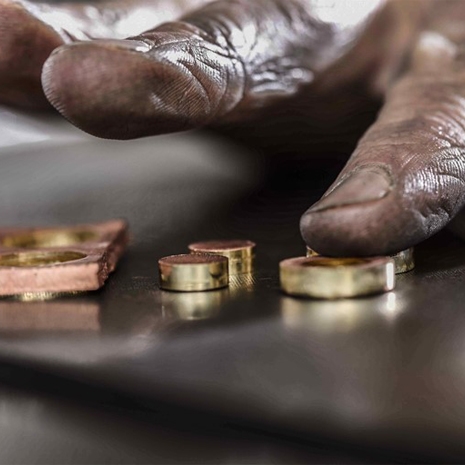 Hand Met Onbewerkte Stukjes Goud