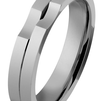 Massief en heel modern gevormde trouwringen. Beide ringen zijn voorzien van een unieke bewerking.