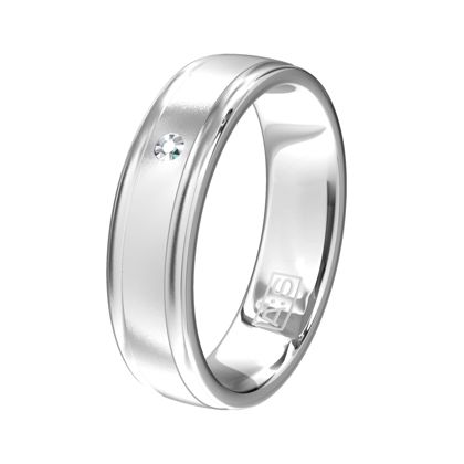 Bij deze klassieke zilveren ring hebben onze goudsmeden de randjes iets verlaagd. In deze ring is door onze diamantzetters een briljant geplaatst.