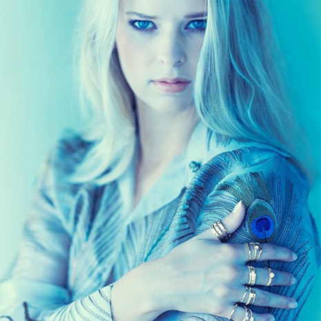 Dame Met Pauwenveer En Hand Vol Ringen