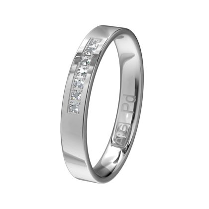 Deze prachtige ring heeft door de vlakke buitenkant een moderne uitstraling. Omdat de subtiel aflopende zijkanten geleidelijk overgaan naar een ronde binnenkant zorgt dit voor een heerlijk draagcomfort!