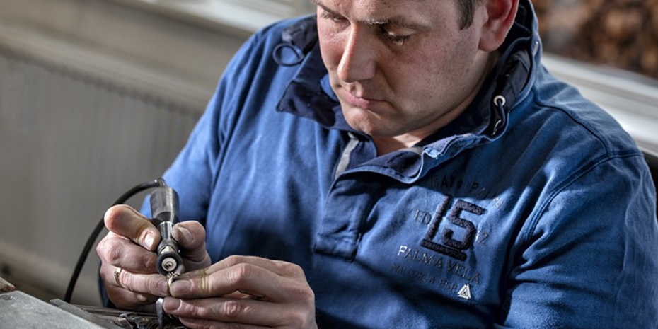 Diamantzetter Aan Het Werk